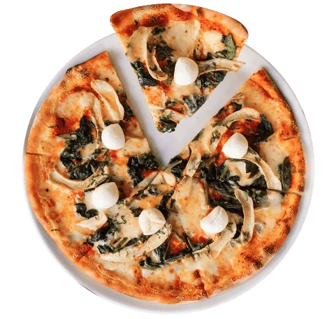 Pizza artesanal com cobertura de folhas verdes escuras, vegetais claros fatiados e bolas de queijo branco fresco, servida na Pizzaria Bellissima Italia em Luís Correia.